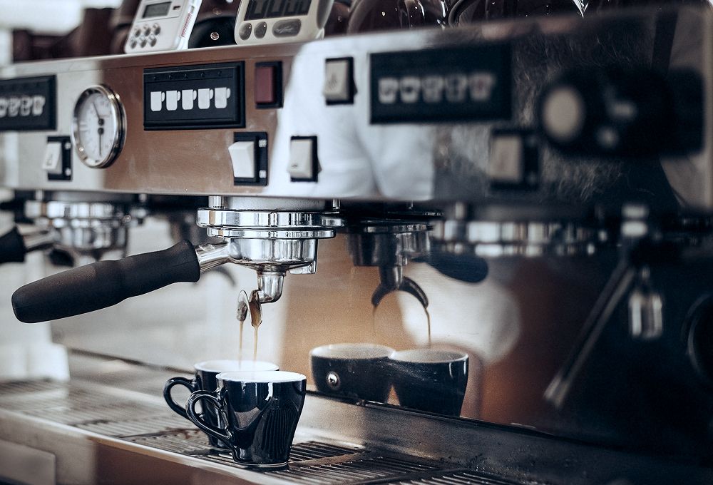 Eine Siebträgermaschine wird verwendet, um frischen Kaffee zuzubereiten.